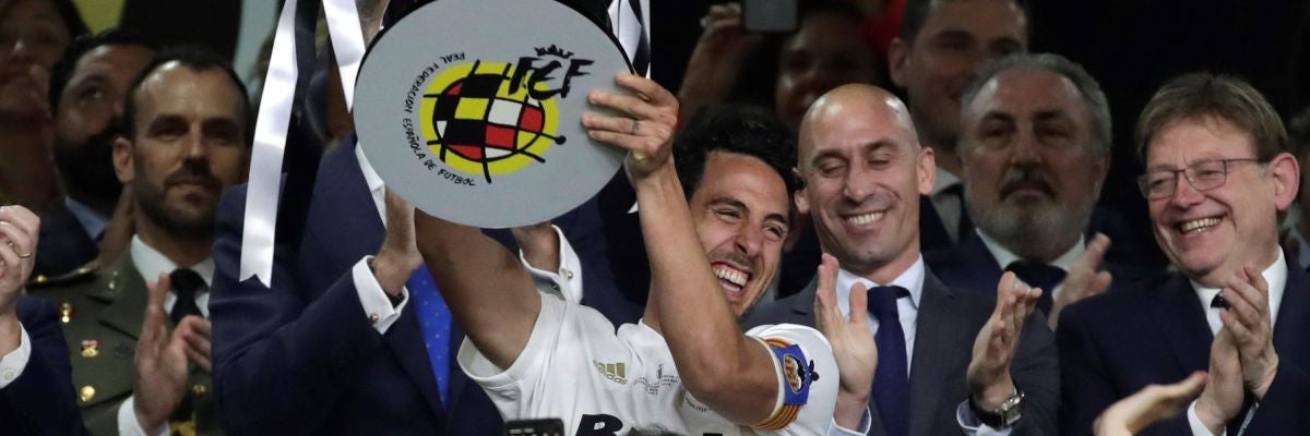 Parejo levanta la Copa del Rey en el Villamarín Parejo levanta la Copa del Rey en el Villamarín