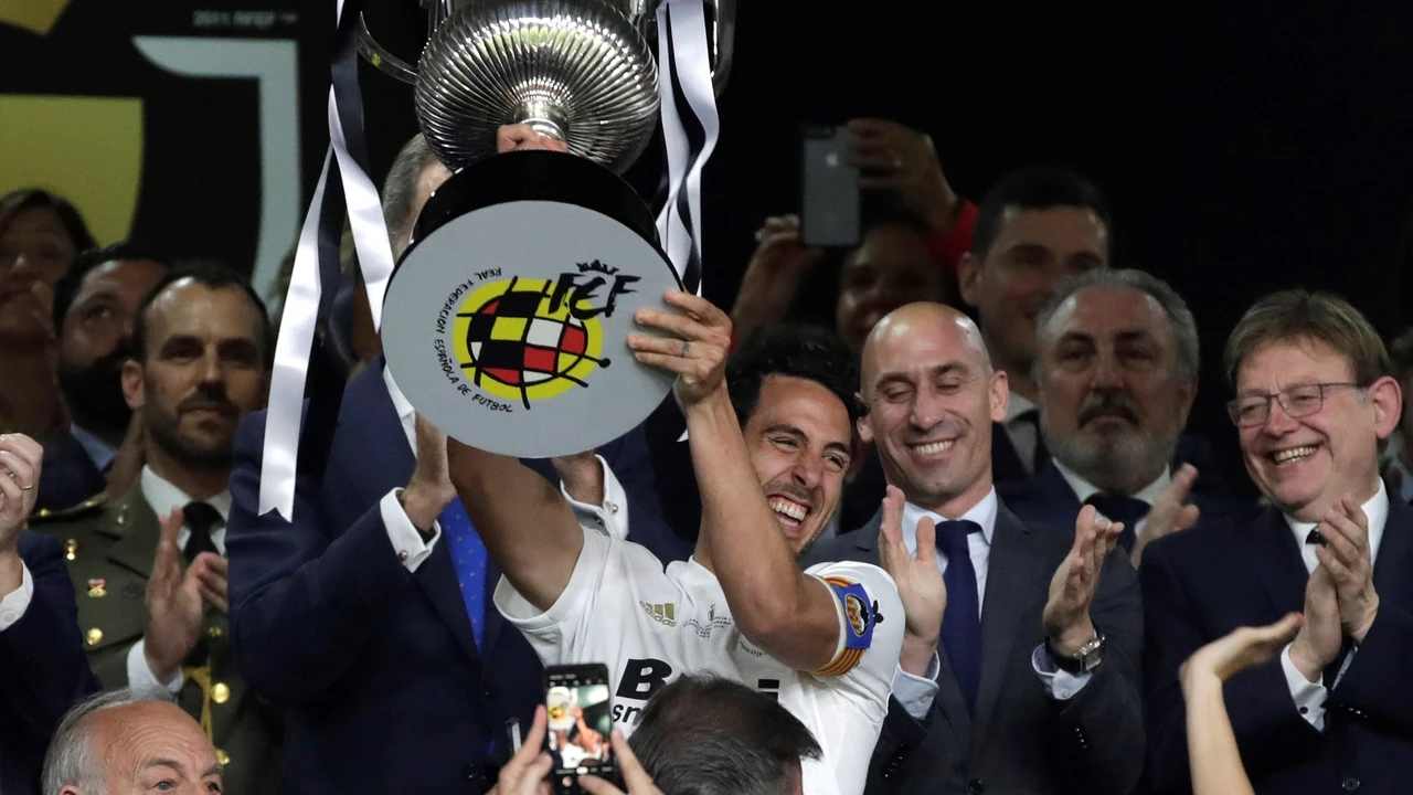 Parejo levanta la Copa del Rey en el Villamarín