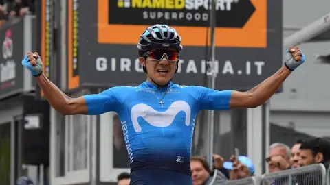 Carapaz celebra su victoria Carapaz celebra su victoria