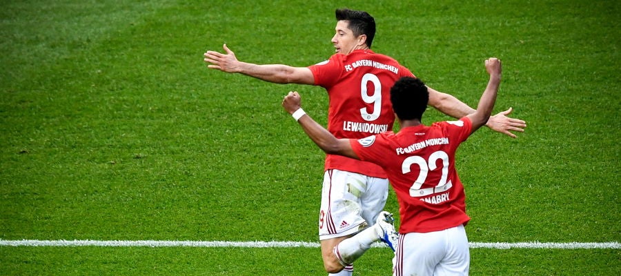 Robert Lewandowski celebra uno de sus goles en la final de Copa Robert Lewandowski celebra uno de sus goles en la final de Copa