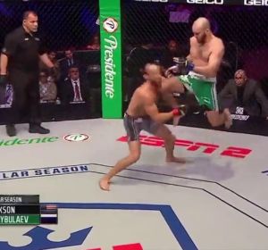 El letal rodillazo a los diez segundos de combate que ya es historia de la MMA El letal rodillazo a los diez segundos de combate que ya es historia de la MMA
