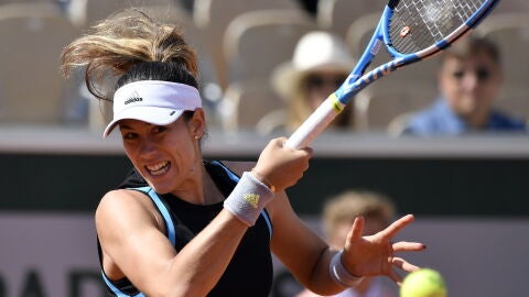 Garbi&ntilde;e Muguruza ejecuta un drive ante Taylor Townsend