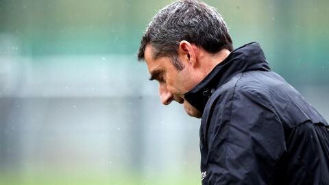 Ernesto Valverde, en un entrenamiento del Barcelona