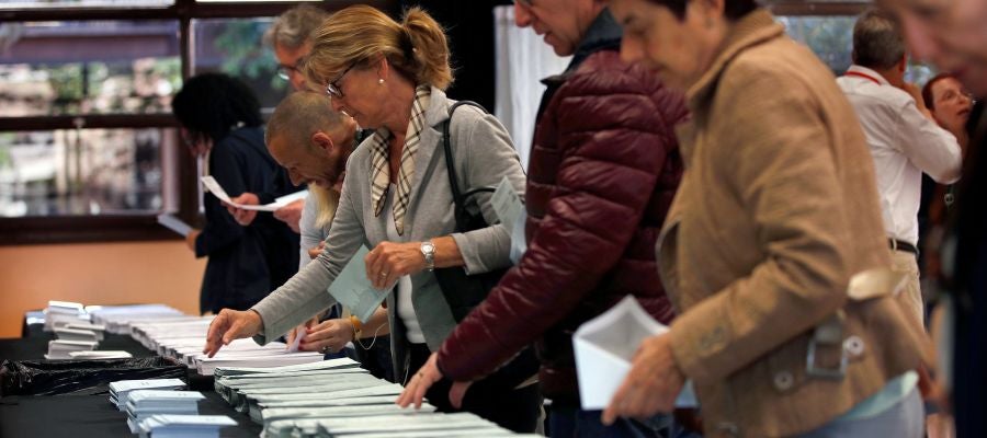 Varios ciudadanos escogen sus papeletas electorales en el Centre Cívic La Sedeta de Barcelona Varios ciudadanos escogen sus papeletas electorales en el Centre Cívic La Sedeta de Barcelona