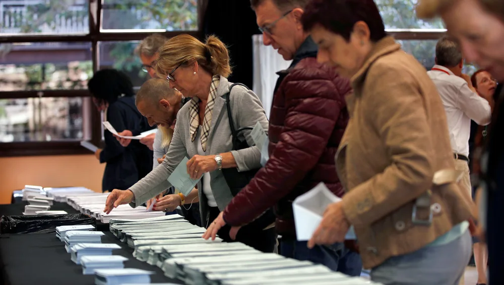 Varios ciudadanos escogen sus papeletas electorales