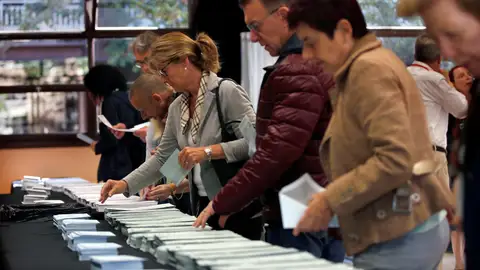 Varios ciudadanos escogen sus papeletas electorales Varios ciudadanos escogen sus papeletas electorales