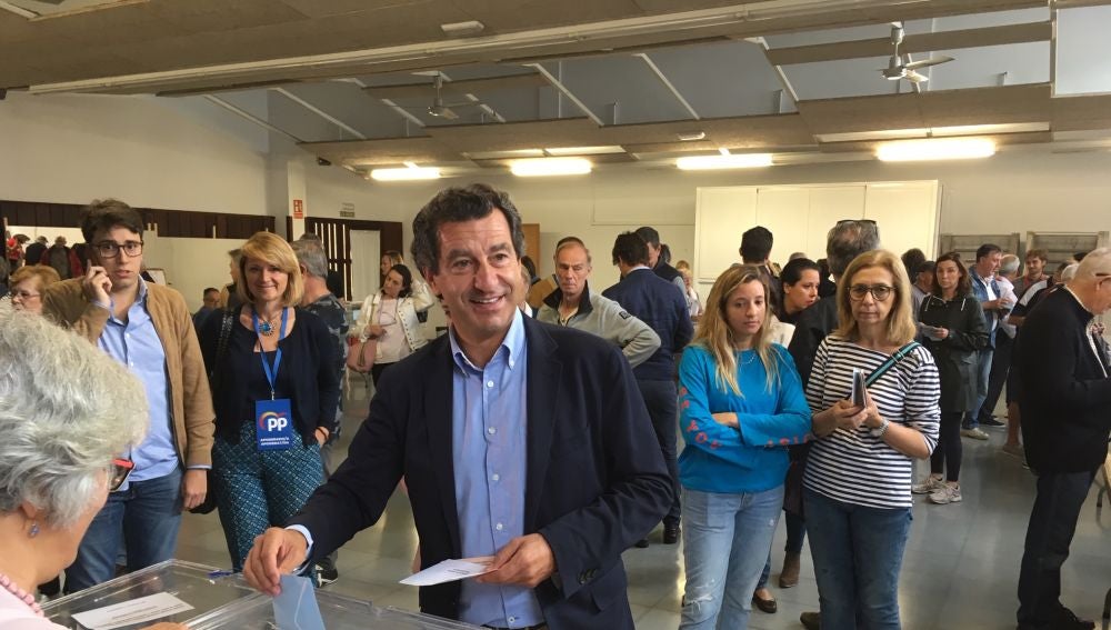 El candidato del PP al Govern, Biel Company, votando en un colegio de Palma el 26-M. 