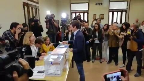 Así ha votado Casado en un colegio de Madrid