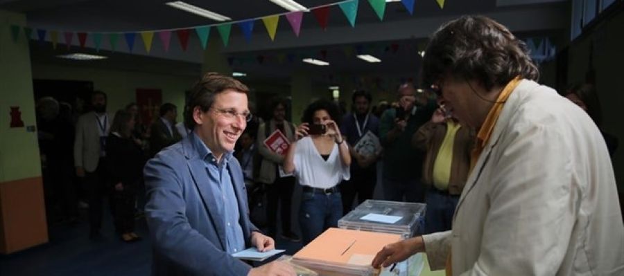 Martínez Almeida votando