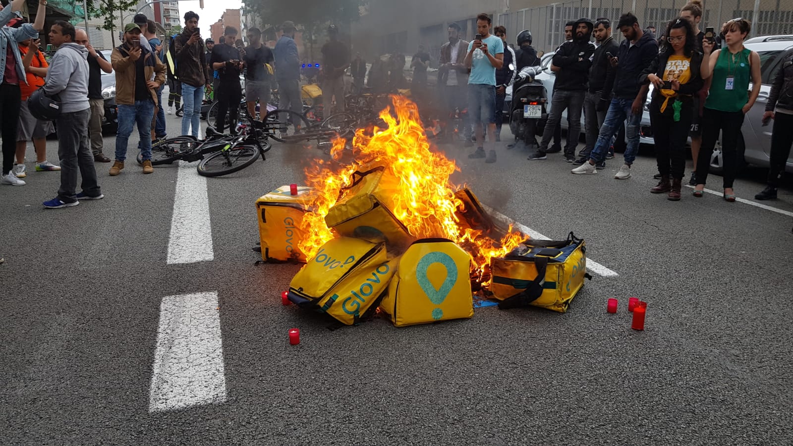 Unos 100 repartidores se concentran ante Glovo por la muerte de un compañero en Barcelona Unos 100 repartidores se concentran ante Glovo por la muerte de un compañero en Barcelona