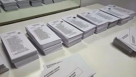 Papeletas en las Elecciones Municipales de 2019 en un colegio de Elche. Papeletas en las Elecciones Municipales de 2019 en un colegio de Elche.
