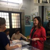 La candidata de los socialistas al Parlament, Francina Armengol, votando en un colegio de Palma. 