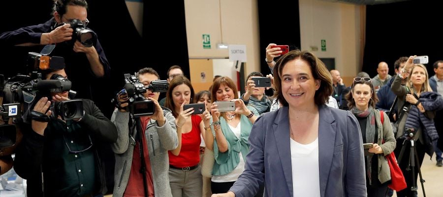 La alcaldesa y candidata de Barcelona en Comú a la reelección, Ada Colau, deposita su voto