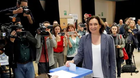 La alcaldesa y candidata de Barcelona en Comú a la reelección, Ada Colau, deposita su voto La alcaldesa y candidata de Barcelona en Comú a la reelección, Ada Colau, deposita su voto