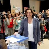 La alcaldesa y candidata de Barcelona en Comú a la reelección, Ada Colau, deposita su voto