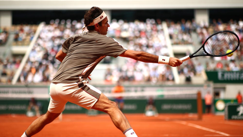 Roger Federer ejecuta un 'drive' en su regreso a Roland Garros