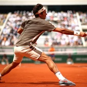 Roger Federer ejecuta un 'drive' en su regreso a Roland Garros Roger Federer ejecuta un 'drive' en su regreso a Roland Garros