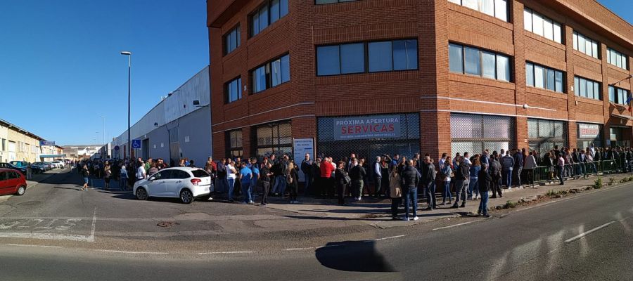 Largas colas en el consulado rumano en Castellón. Largas colas en el consulado rumano en Castellón.
