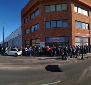 Largas colas en el consulado rumano en Castellón. Largas colas en el consulado rumano en Castellón.