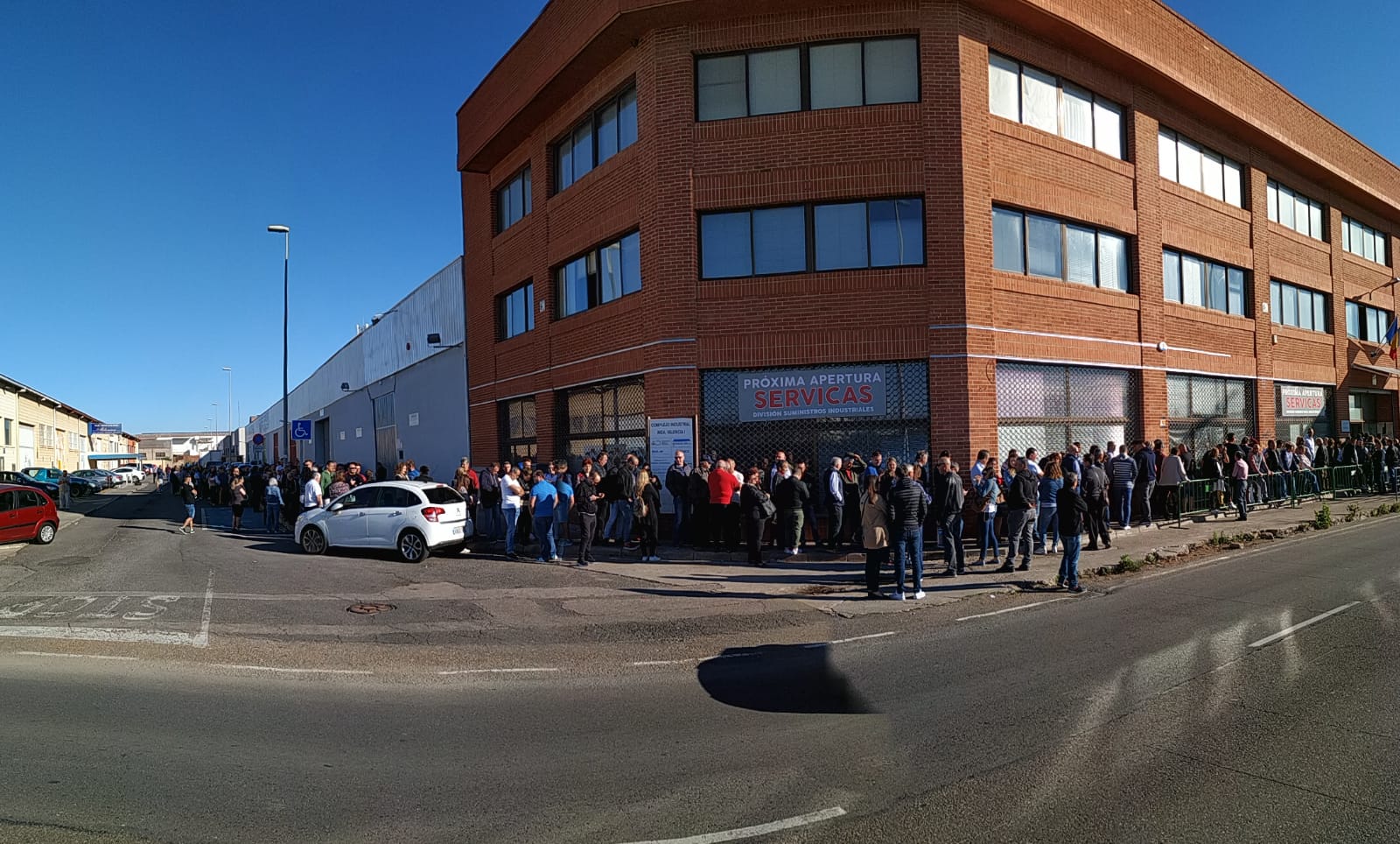 Una urna para 40.000 votantes provoca largas colas en el consulado rumano en Castellón. Una urna para 40.000 votantes provoca largas colas en el consulado rumano en Castellón.