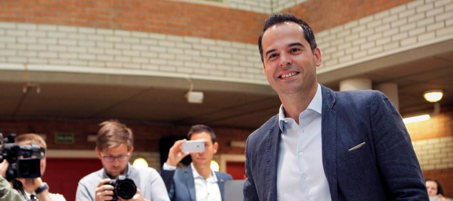 El candidato de Ciudadanos a la Comunidad de Madrid, Ignacio Aguado, vota en un colegio de Madrid 