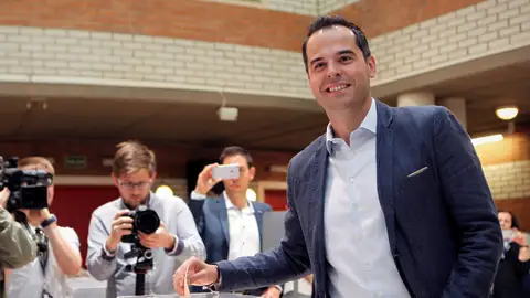 El candidato de Ciudadanos a la Comunidad de Madrid, Ignacio Aguado, vota en un colegio de Madrid El candidato de Ciudadanos a la Comunidad de Madrid, Ignacio Aguado, vota en un colegio de Madrid