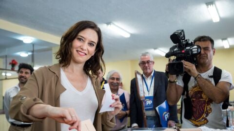 La candidata del PP a la Comunidad de Madrid, Isabel D&iacute;az Ayuso, votando en un colegio de Madrid