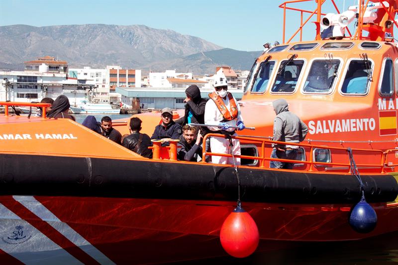 Salvamento traslada a Motril a 58 migrantes rescatados en el mar de Alborán Salvamento traslada a Motril a 58 migrantes rescatados en el mar de Alborán