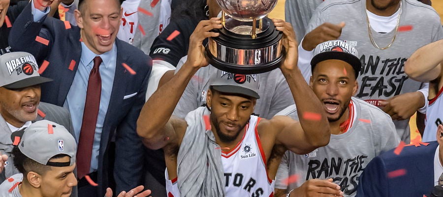 Kawhi Leonard levanta el trofeo que acredita a los Raptors como campeones de la Conferencia Este Kawhi Leonard levanta el trofeo que acredita a los Raptors como campeones de la Conferencia Este