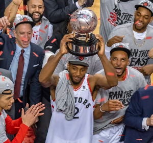 Kawhi Leonard levanta el trofeo que acredita a los Raptors como campeones de la Conferencia Este Kawhi Leonard levanta el trofeo que acredita a los Raptors como campeones de la Conferencia Este
