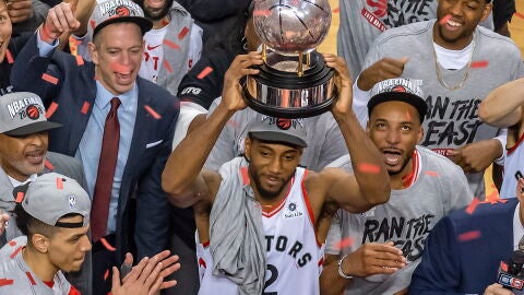 Kawhi Leonard levanta el trofeo que acredita a los Raptors como campeones de la Conferencia Este