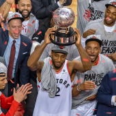 Kawhi Leonard levanta el trofeo que acredita a los Raptors como campeones de la Conferencia Este