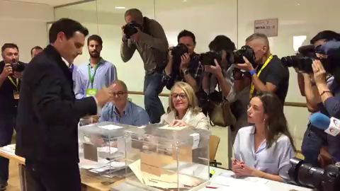 Así ha votado Albert Rivera, líder de Ciudadanos, en un colegio de Pozuelo de Alarcón.