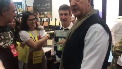 Un apoderado de Vox le dice a una apoderada de ERC que no puede llevar una camiseta de 'Llibertat presos'