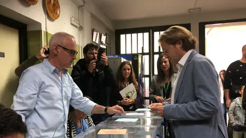 El candidato de Vox al Parlament, Jorge Campos, vota en el IES Arxiduc Lluís Salvador de Palma El candidato de Vox al Parlament, Jorge Campos, vota en el IES Arxiduc Lluís Salvador de Palma