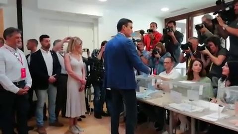 Así ha votado el presidente del Gobierno en funciones, Pedro Sánchez, en un colegio de Pozuelo de Alarcón