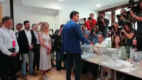 Así ha votado el presidente del Gobierno en funciones, Pedro Sánchez, en un colegio de Pozuelo de Alarcón Así ha votado el presidente del Gobierno en funciones, Pedro Sánchez, en un colegio de Pozuelo de Alarcón