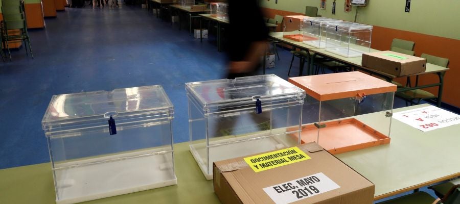 Las mesas electorales en un colegio público madrileño Las mesas electorales en un colegio público madrileño