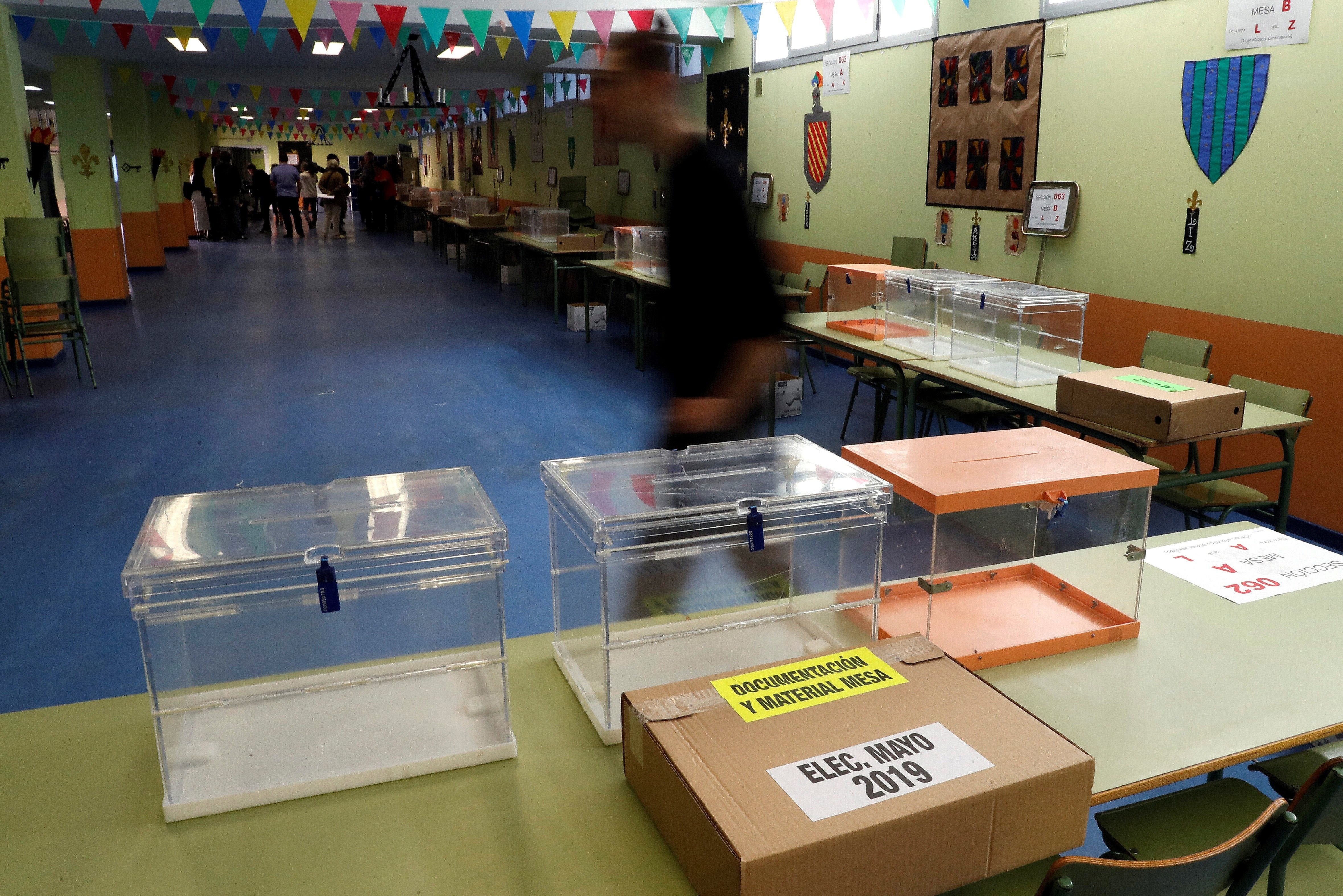 El presidente de la mesa electoral en la que ha votado Sánchez impide a los medios situarse detrás de él para fotografiarle El presidente de la mesa electoral en la que ha votado Sánchez impide a los medios situarse detrás de él para fotografiarle