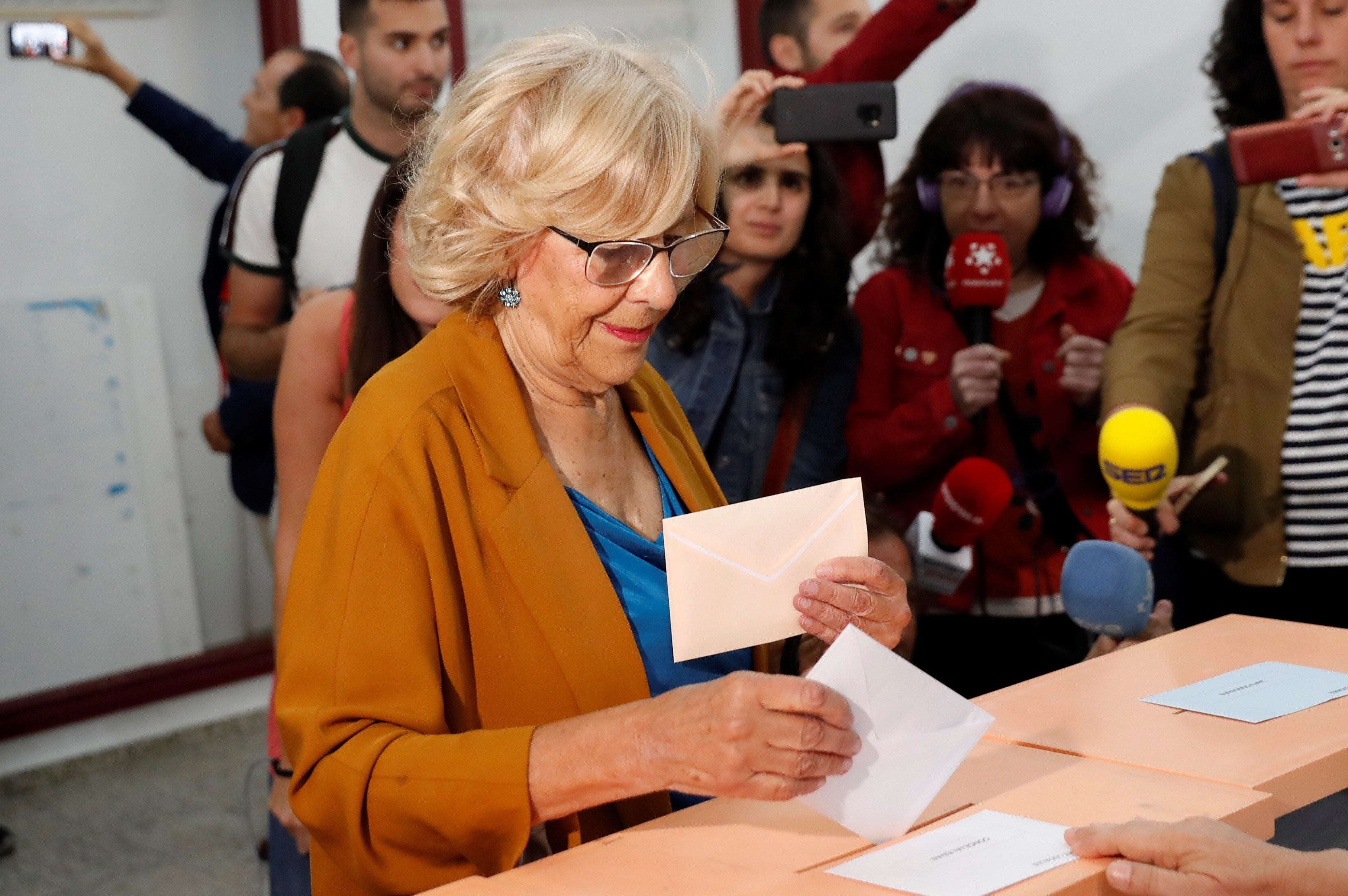 Carmena vota esperando "buena nota" en el "examen" de los comicios Carmena vota esperando "buena nota" en el "examen" de los comicios