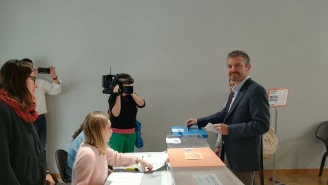 El candidato de Ciudadanos al Govern, Marc P&eacute;rez Ribas, vota en un colegio de S&oacute;ller en las elecciones del 26-M. 