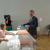 El candidato de Ciudadanos al Govern, Marc Pérez Ribas, vota en un colegio de Sóller en las elecciones del 26-M. 