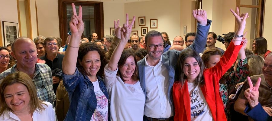 Catalina Cladera, Francina Armengol, José Hila y Alicia Homs celebrando la victoria del PSIB el 26M. Catalina Cladera, Francina Armengol, José Hila y Alicia Homs celebrando la victoria del PSIB el 26M.