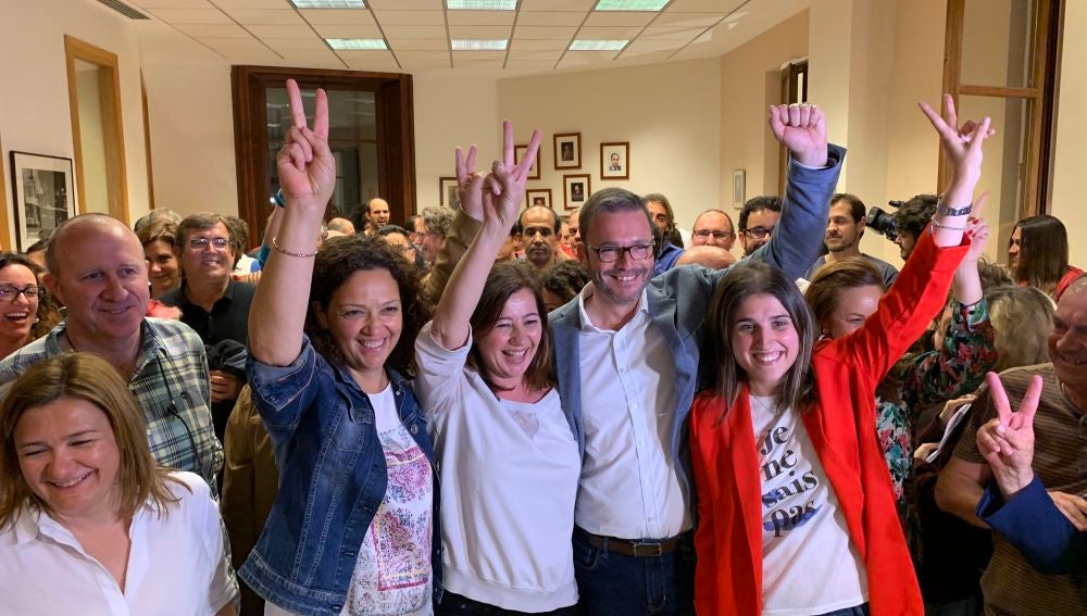 Catalina Cladera, Francina Armengol, José Hila y Alicia Homs celebrando la victoria del PSIB el 26M.