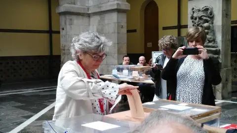 La candidata del PSOE, Ana González, ejerce su derecho al voto en los comicios el #26M Colegio electoral del Centro de Cultura Antiguo Instituto