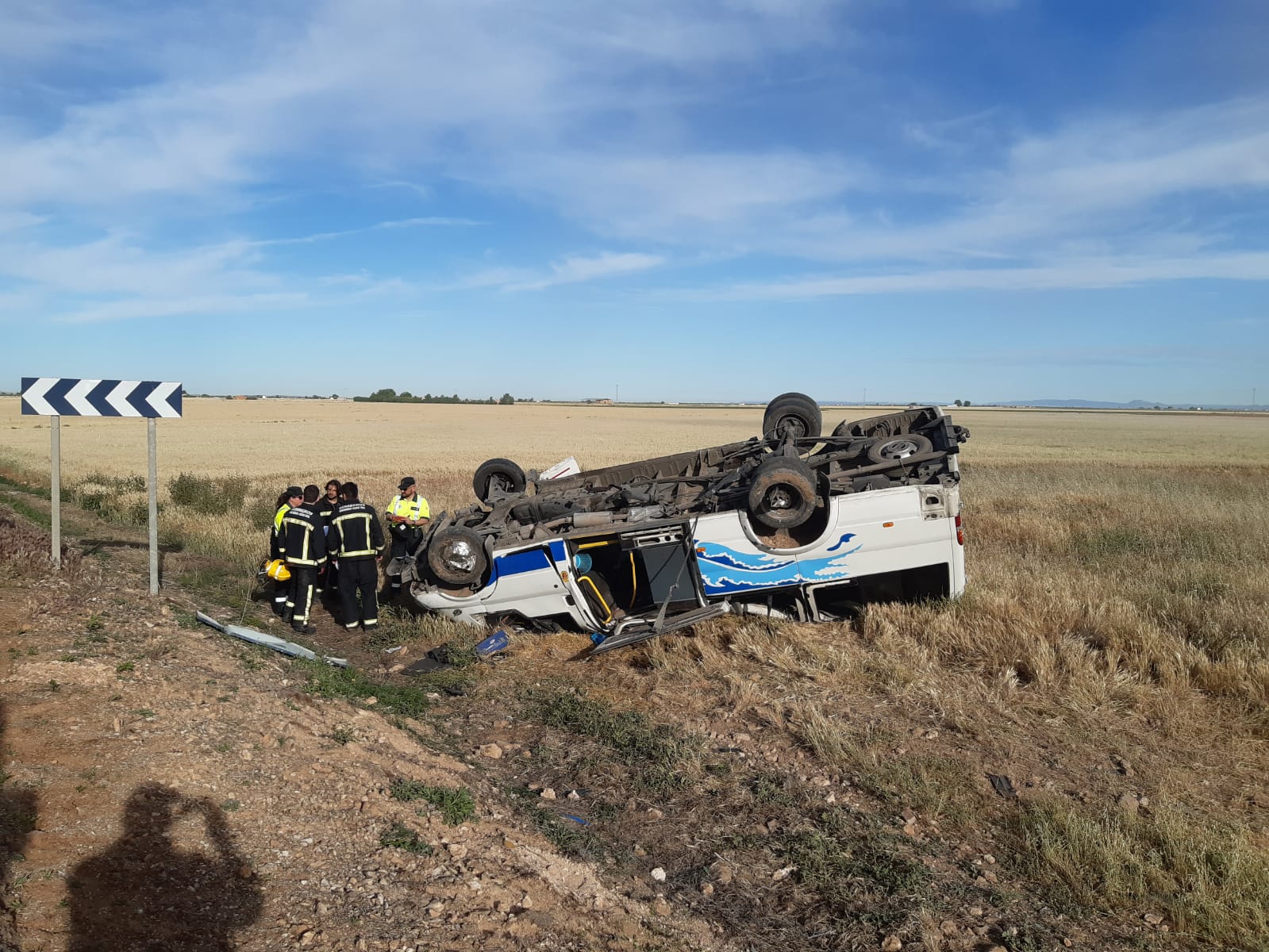 Seis heridos, cinco de ellos menores de edad, tras el vuelco de un microbús escolar en Daimiel Seis heridos, cinco de ellos menores de edad, tras el vuelco de un microbús escolar en Daimiel
