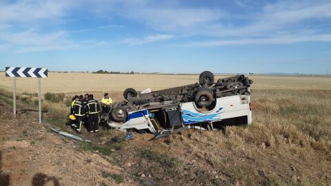 El microb&uacute;s ha volcado en una carretera cerca de Daimiel