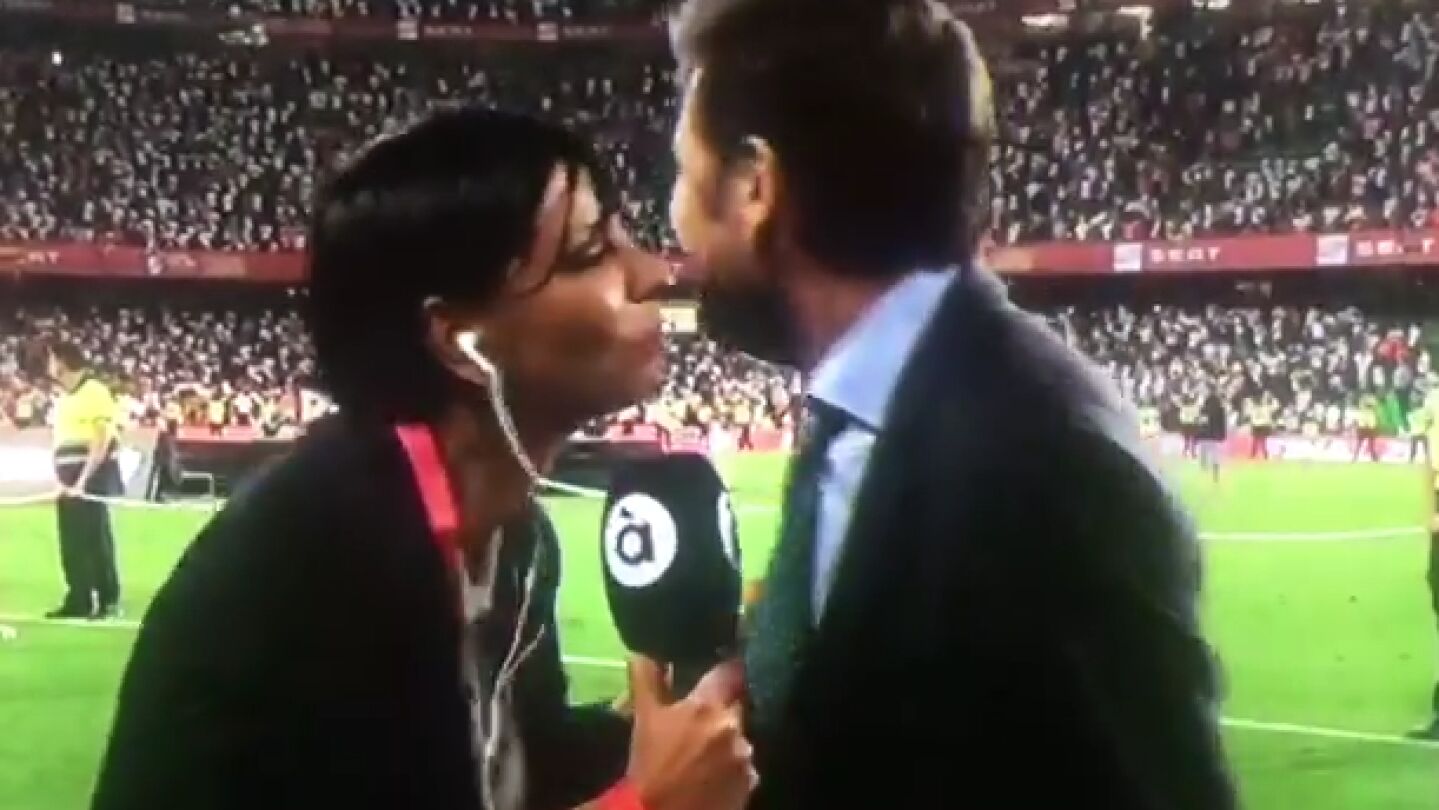 El momento en el que Mateo Alemany hac&iacute;a la cobra a la periodista