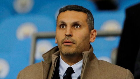 Al Mubarak en el palco del Etihad Stadium durante un partido de Champions