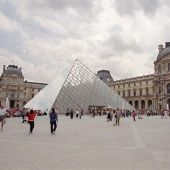 Imagen de la pirámide del Museo del Louvre